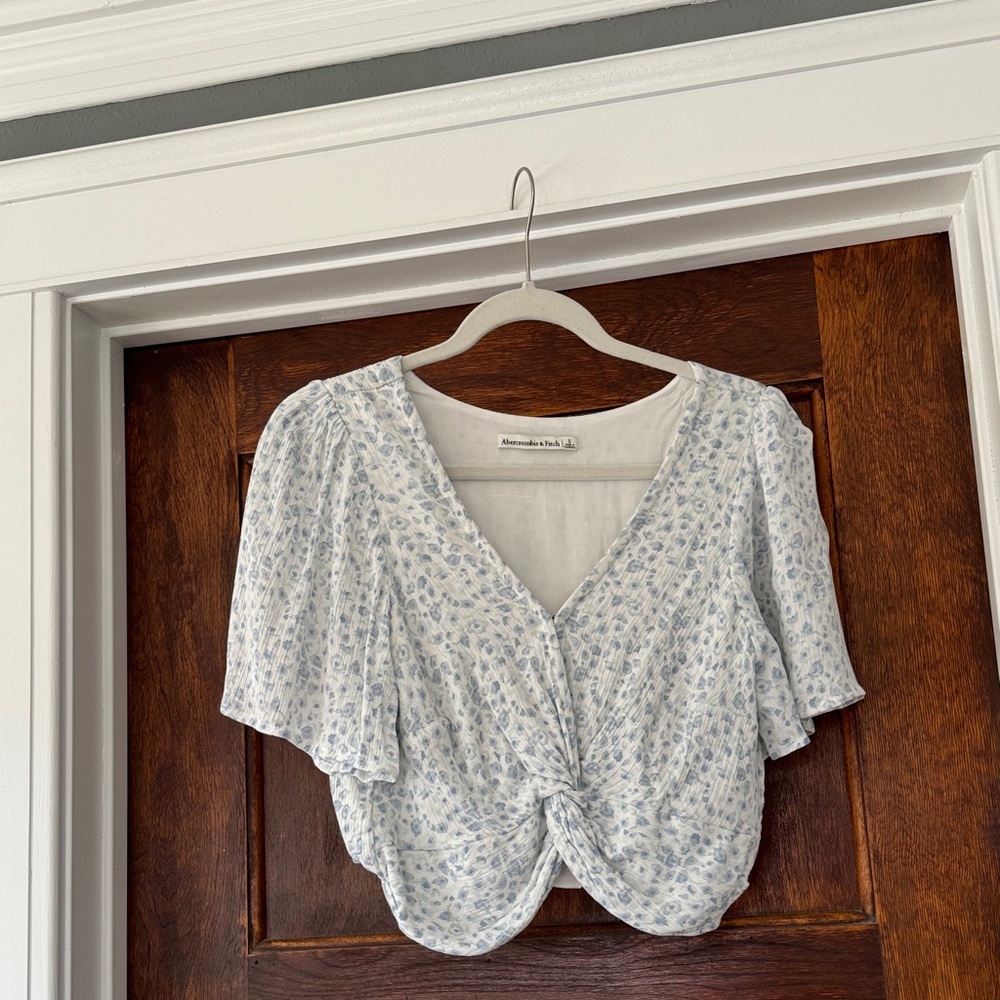 Abercrombie & Fitch Cropped White and Blue Floral Blouse